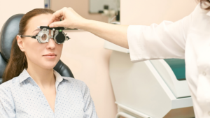 La différence entre un orthoptiste et un ophtalmologue : examen ophtalmologique d'une femme.
