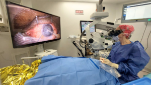 Postopératoire de la chirurgie de la cataracte : salle d'opération, le Dr Stéphanie Zwillinger réalise une chirurgie de la cataracte.