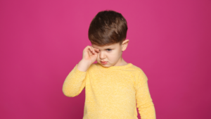 Discover the causes, symptoms and first steps in case of pain in the child's eye. Practical advice and solutions for quick relief.