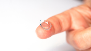 Orthokeratology fitting process : a finger with a lense