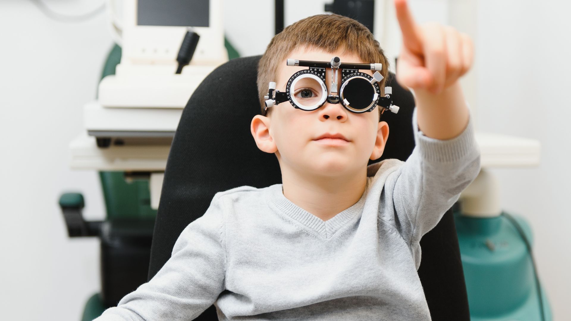 Examen du champ de vision pour détecter les troubles visuels chez l'enfant