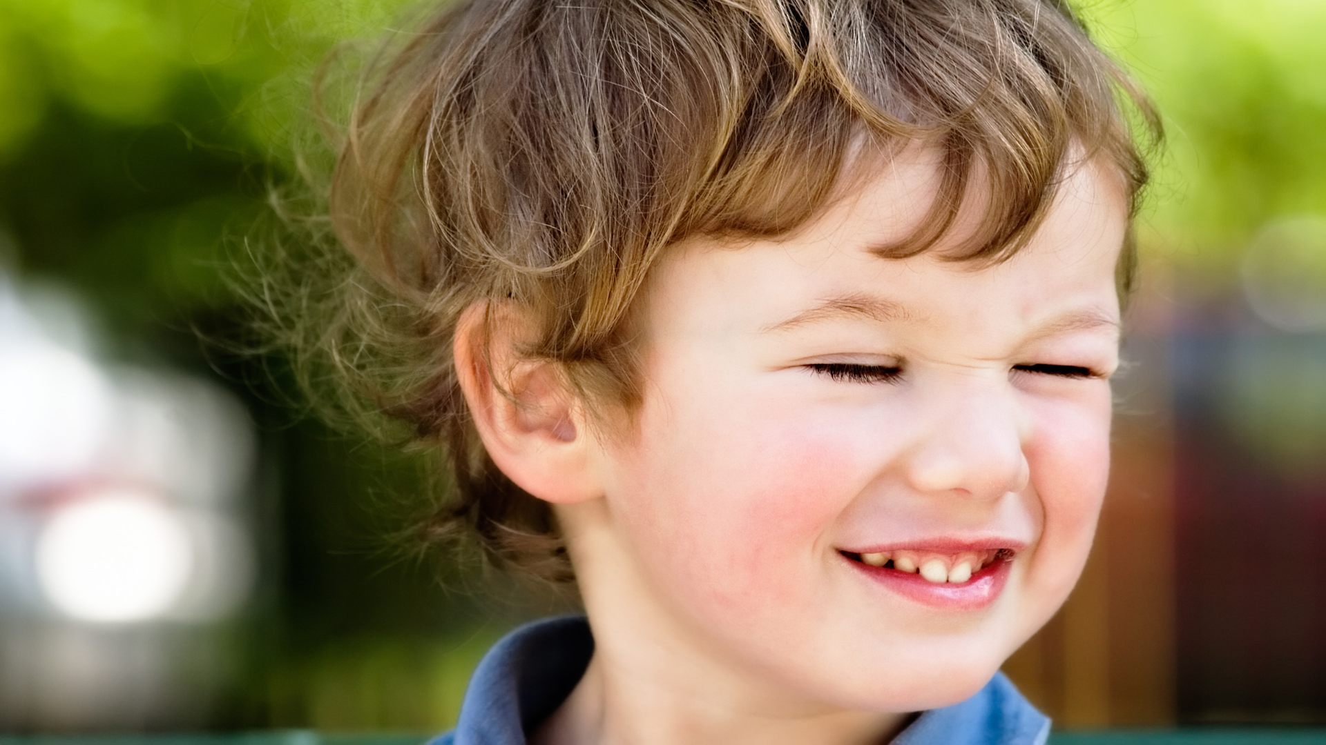 Image d'enfant qui fronce les yeux pour l'article "mon enfant cligne souvent des yeux, quand consulter ?"
