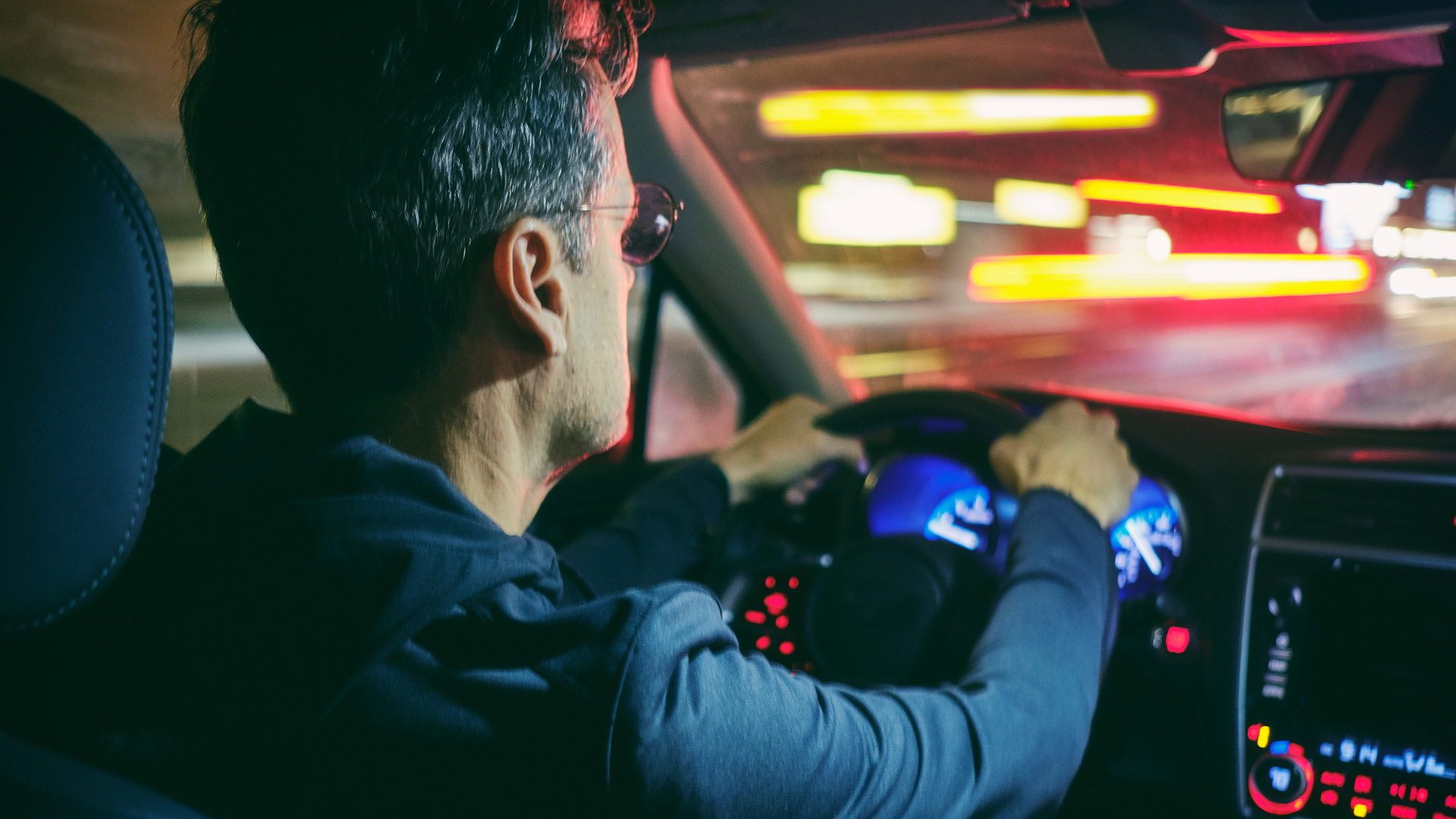 Homme qui conduit, image pour l'article sur la baisse de vision la nuit et les causes